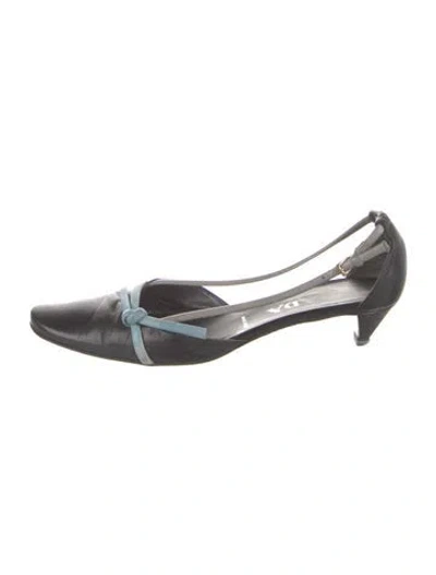 Pre-owned Prada Leather Pumps In Black