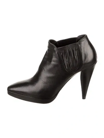 Pre-owned Prada Leather Pumps In Black