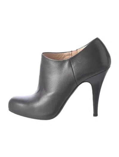 Pre-owned Prada Leather Pumps In Black