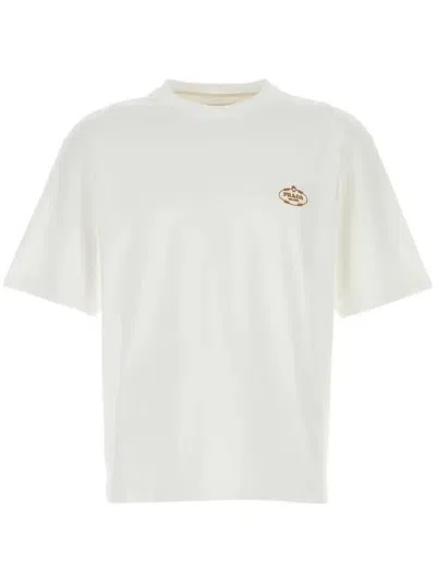 Prada T-shirt Mit Logo-stickerei In Weiss