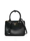 Prada Logo-plaque Shoulder Bag In Schwarz