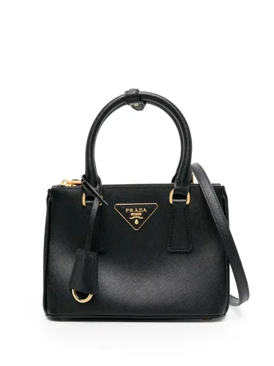 Prada Logo-plaque Shoulder Bag In Schwarz