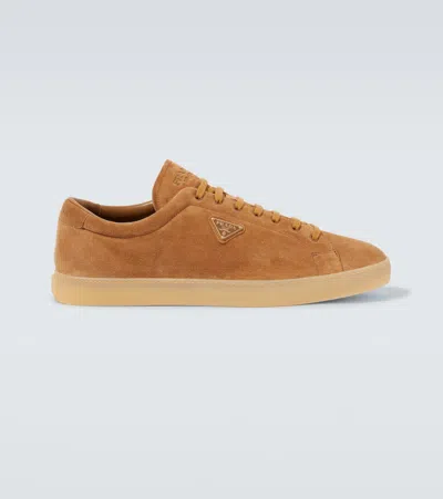 Prada Sneakers Aus Veloursleder In Braun