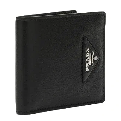 Prada Men's Logo Deatailed Grainy Leather Billfold Wallet In Nero