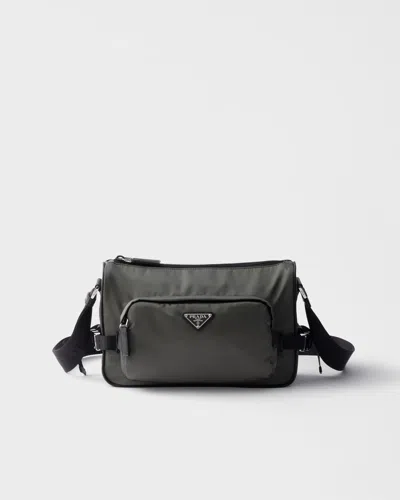 PRADA MITTELGROSSE SCHULTERTASCHE AUS RE-NYLON UND SAFFIANO-LEDER