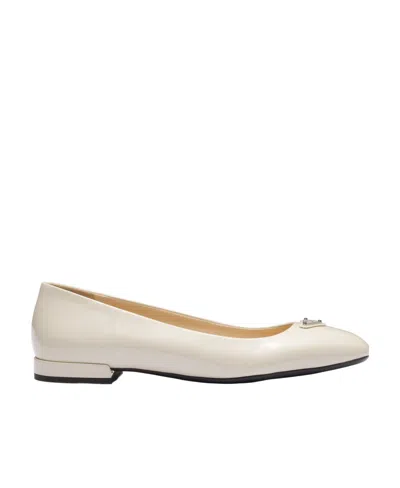 Prada Patent-leather Ballerina Flats In Elfenbein