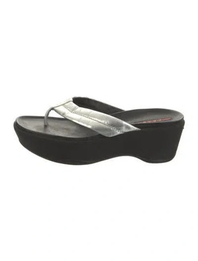 Pre-owned Prada Patent Leather Flip Flops In Black
