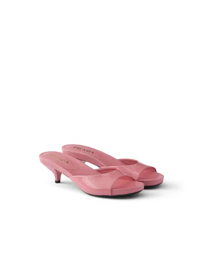 Prada Sandalen Aus Lackleder Mit Kitten-heel In Pink