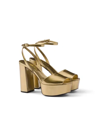 Prada Plateausandalen Aus Metallic-leder In Gold