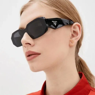 Pre-owned Prada Pr 17ws 1ab5so Black Dark Grey Lens Unisex Sunglasses Authentic In Gray