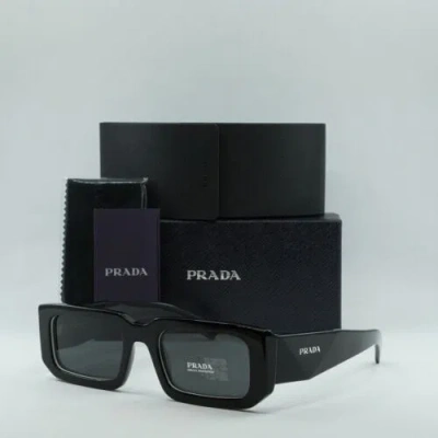 Pre-owned Prada Pr06ys 09q5s0 Black/white/dark Grey 53-21-145 Sunglasses In Gray