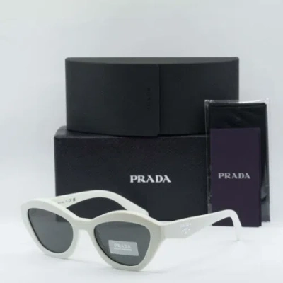 Pre-owned Prada Pra02s 17k08z White/dark Gray 52-19-140 Sunglasses