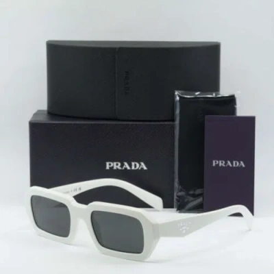 Pre-owned Prada Pra12s 17k08z White/dark Gray 52-21-140 Sunglasses Authentic