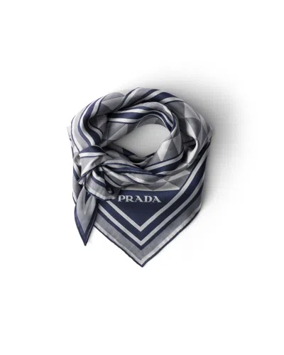 Prada Schal Aus Bedruckter Seide In Gray