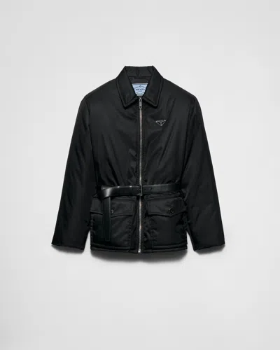 PRADA DAUNENJACKE AUS RE-NYLON MIT GÜRTEL