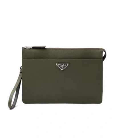 Prada Saffiano-clutch Mit Emailliertem Triangel-logo In Schwarz