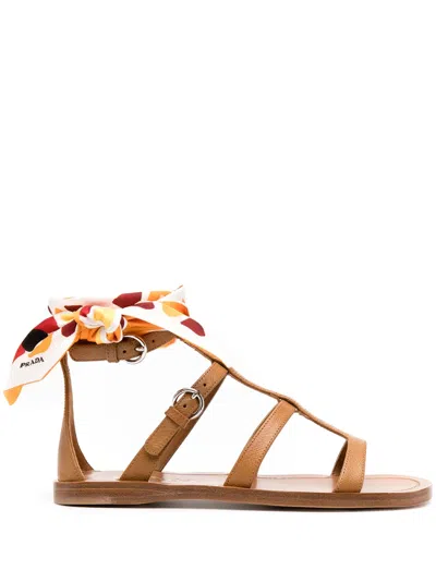 Prada Sandalen Mit T-riemen In Brown