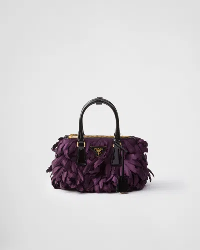Prada Galleria Mini Bag Aus Satin Und Lackleder In Pflaume/schwarz