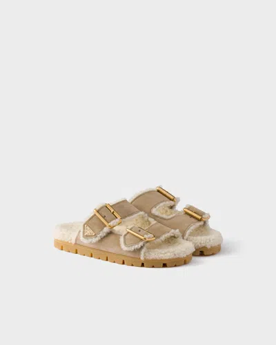 Prada Slipper Aus Wildleder Und Lammfell In Neutral