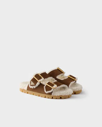 Prada Slipper Aus Wildleder Und Lammfell In Brown