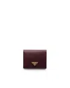 Prada Kleines Portemonnaie Aus Saffiano Leder In Burgundy