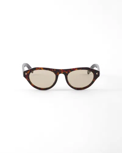 Prada Sonnenbrille Mit Dem Ikonischen Metallplakette