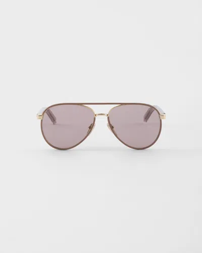PRADA SONNENBRILLE MIT DEM IKONISCHEN METALLPLAKETTE