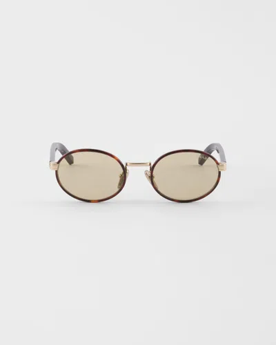 PRADA PRADA SONNENBRILLE MIT DER IKONISCHEN METALLPLAKETTE