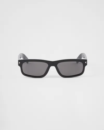 PRADA SONNENBRILLE MIT DER IKONISCHEN PLAKETTE AUS METALL