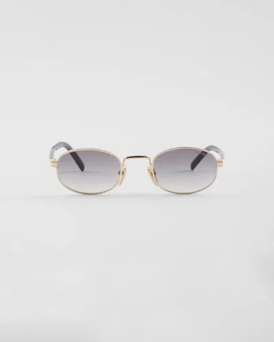 PRADA SONNENBRILLE MIT DER IKONISCHEN PLAKETTE AUS METALL