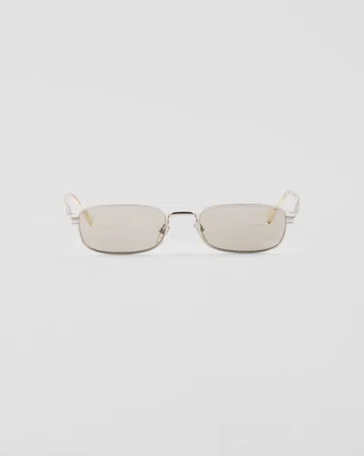 PRADA SONNENBRILLE MIT DER IKONISCHEN PLAKETTE AUS METALL