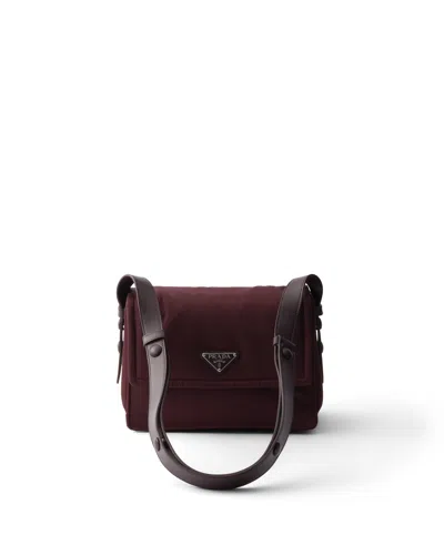 Prada Traveller Kleine Schultertasche Aus Gepolstertem Re-nylon In Burgundy