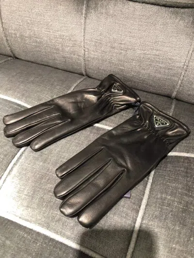 Prada Triangle-logo Pull-on Gloves In Black