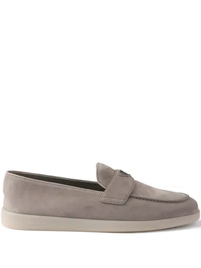 Prada Loafer Aus Wildleder Mit Logo In Gray
