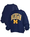 PRESSBOX WOMEN'S NAVY MICHIGAN WOLVERINES JANISE ARCH OVER LOGO WAIST LENGTH OVERSIZED PULLOVER SWEATSHIRT