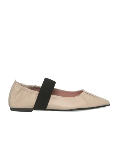 Pretty Ballerinas Pleated Pointed Flats In Nude