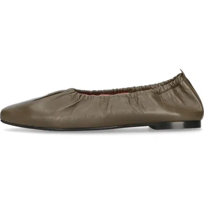 PRETTY BALLERINAS PRETTY BALLERINAS ROUCHED BALLET FLAT