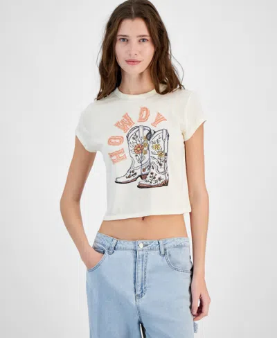 Pretty Rebellious Juniors' Howdy Cowboy Boots Graphic T-shirt In Antique White
