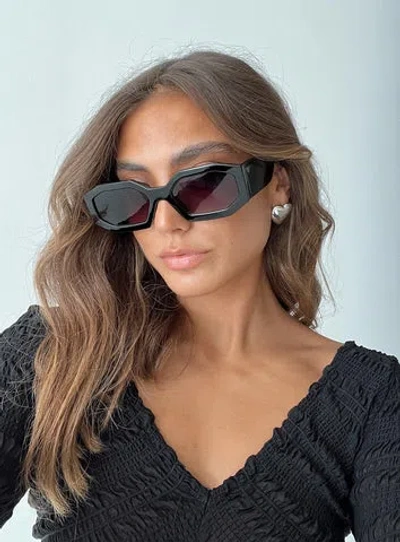Princess Polly Memphas Sunglasses In Black
