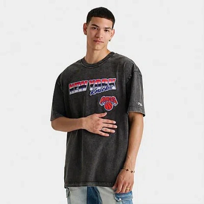 Pro Standard Men's New York Knicks Nba Chrome Graphic T-shirt In Gray