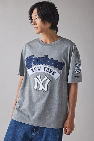 Pro Standard Mlb New York Yankees Graphic Tee In Dark Grey, Men's At Urban Outfitters In Gray