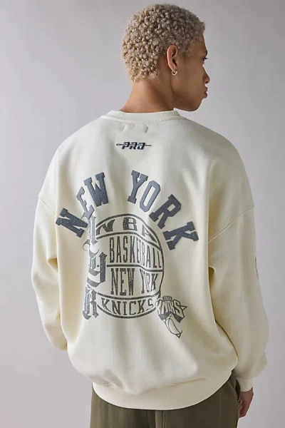 Pro Standard Nba New York Knicks Graphic Oversized Crew Neck Sweatshirt In Cream, Men's At Urban Outfitters In White