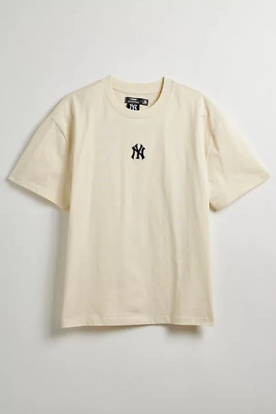 Pro Standard Uo Exclusive Mlb New York Yankees Home Game Tee In Ivory, Men's At Urban Outfitters