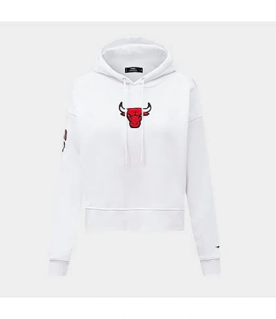 Pro Standard Women's Chicago Bulls Nba Classic Fleece Cropped Pullover Hoodie In White