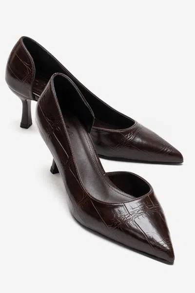 Prologue Shoes Arel Pointed Toe Pump In Burgundy