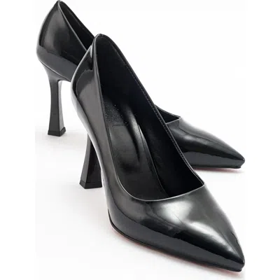 Prologue Shoes Forest Pointed Toe Pump In Black