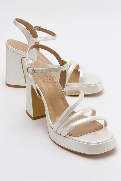 Prologue Shoes Heas Platform Sandal In White