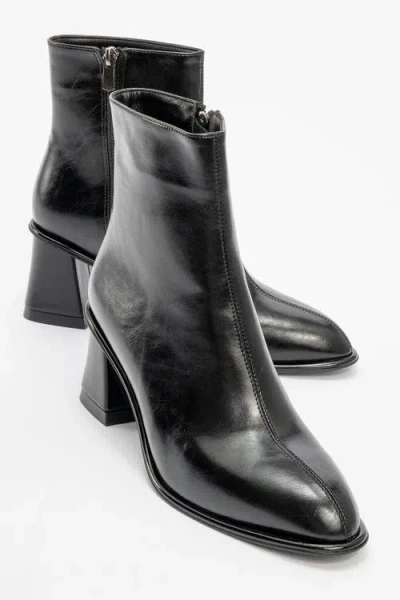 Prologue Shoes Maura Block Heel Boot In Black