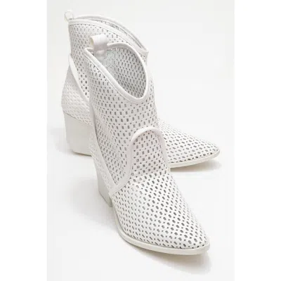 Prologue Shoes Pera Block Heel Boot In White