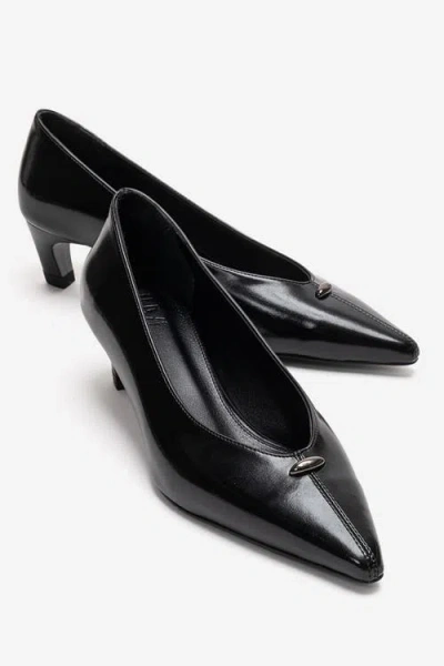 Prologue Shoes Versay Pointed Toe Kitten Heel Pump In Black
